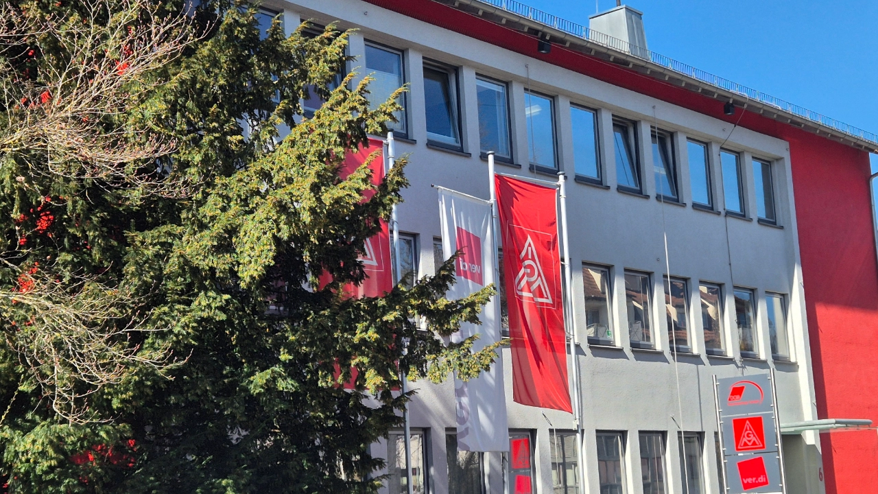 Unsere Geschäftsstelle von vorne in der Sonne.