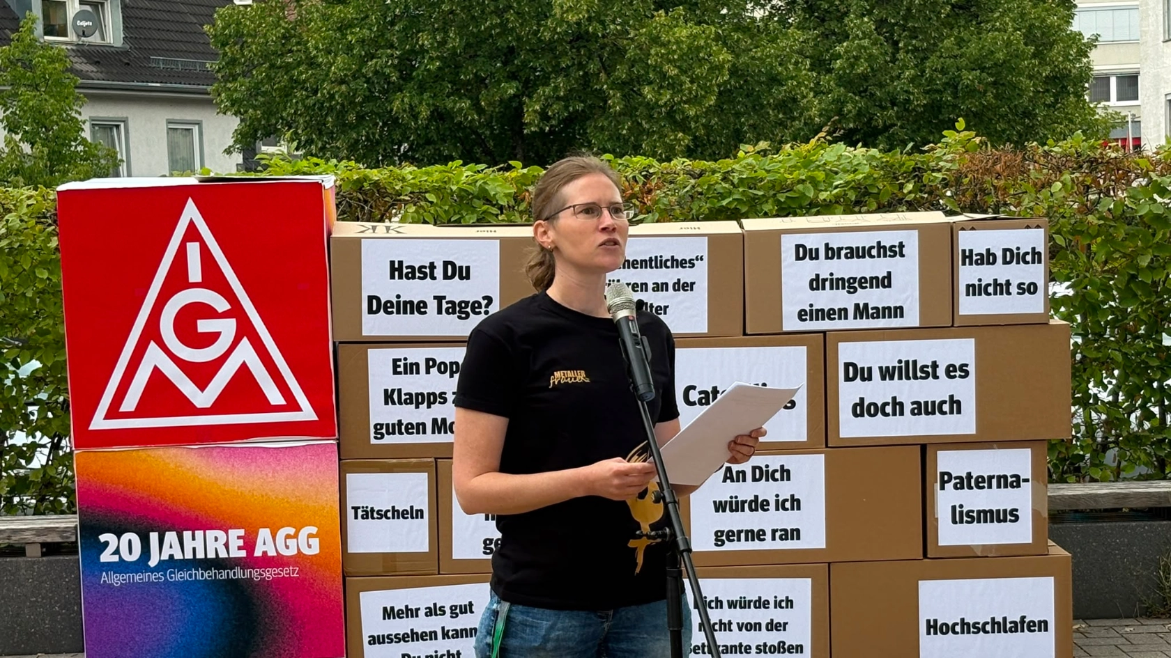 Angela Pfliegl an Mikrofon.