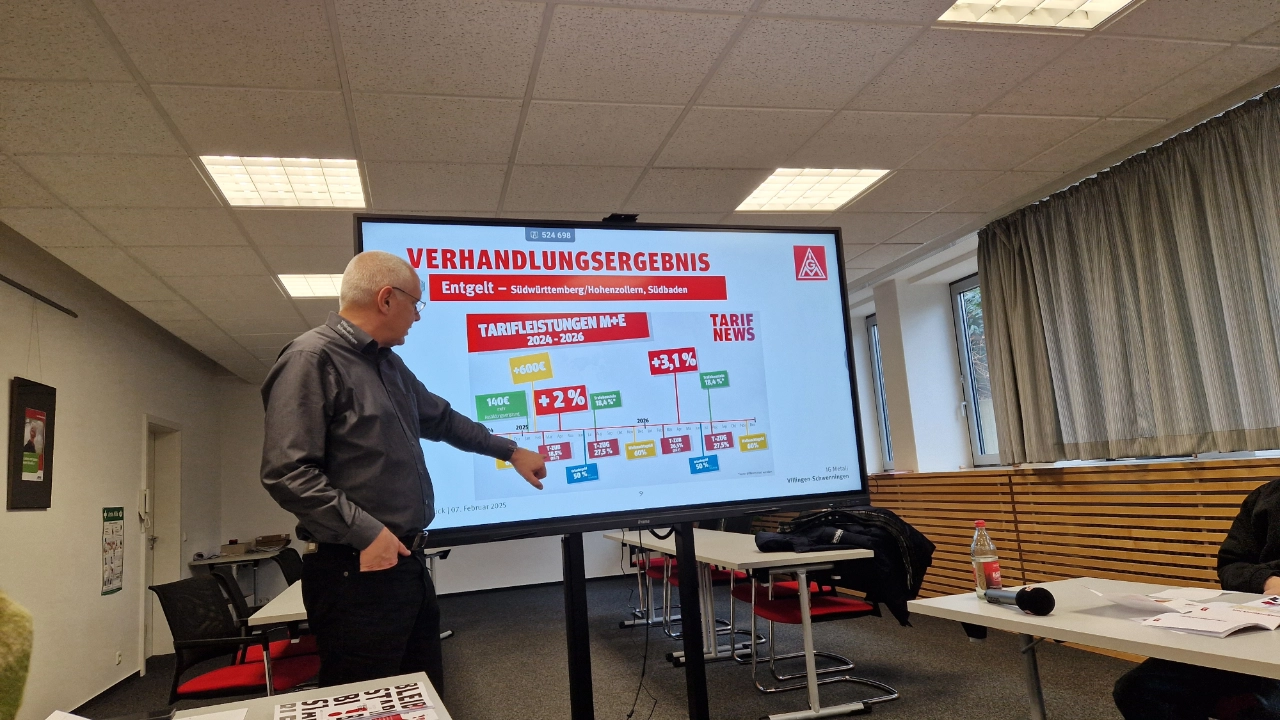 Unser Thomas Bleile referiert an einem Bildschirm.
