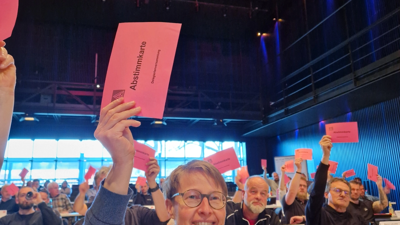 Eine Delegierte mit Abstimmkarte