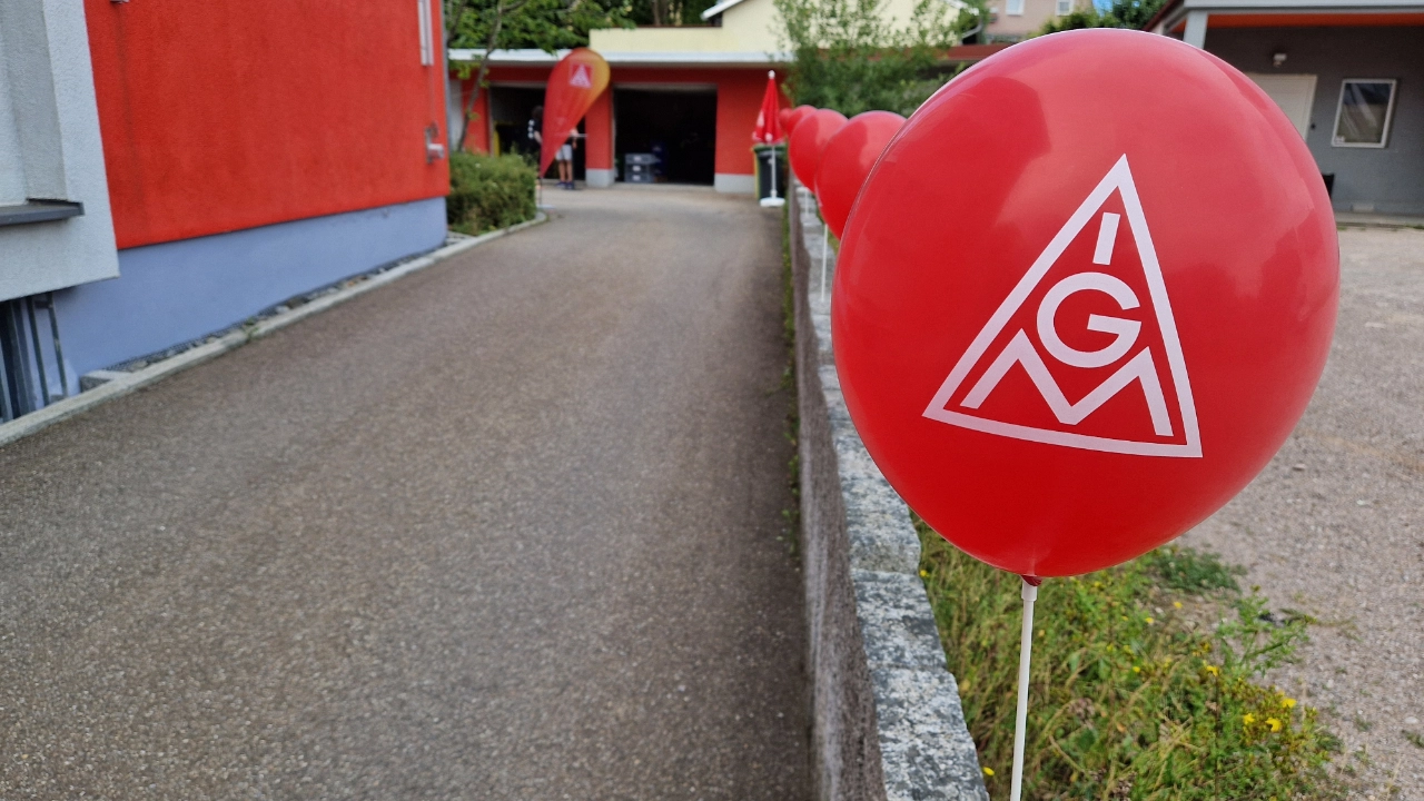 Unsere Zufahrt, dekoriert mit IG Metall Luftballons