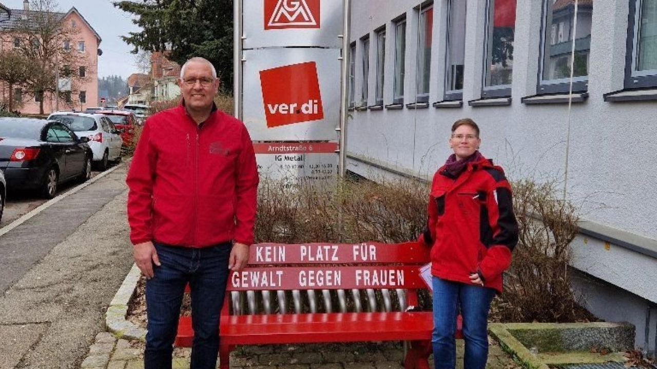 Thomas Bleile und Angela Linsbauer vor der roten Bank.