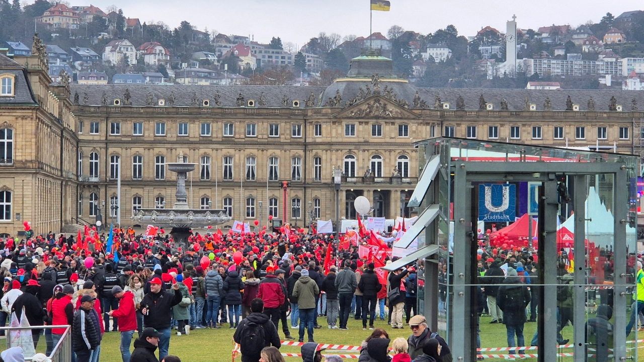 Die IG Metall auf dem Schlossplatz in Stuttgart