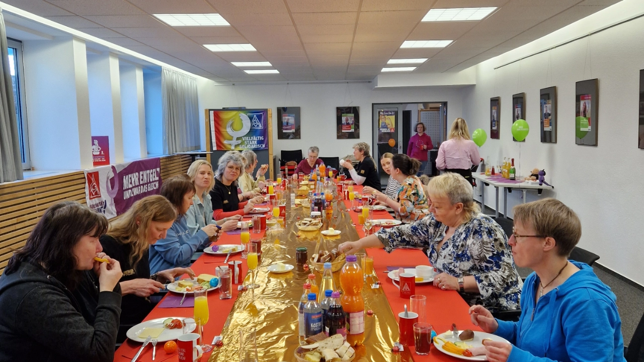 Frauenfrühstück der Metaller Frauen an einer langen Tafel hier im Gewerkschaftshaus.