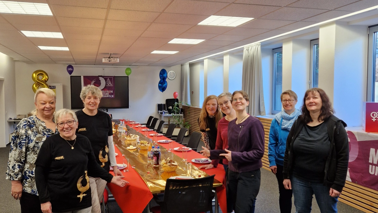 Unsere Metaller Frauen an der Frühstückstafel.