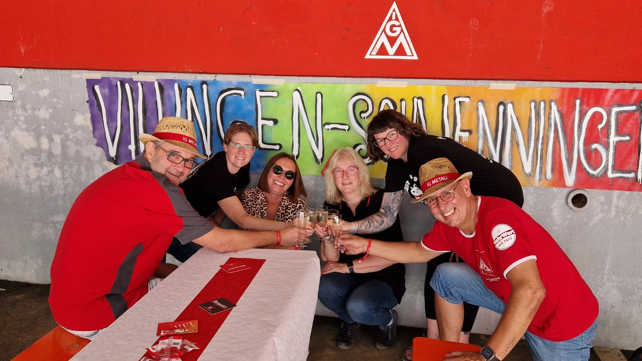 Unser Team stößt an.