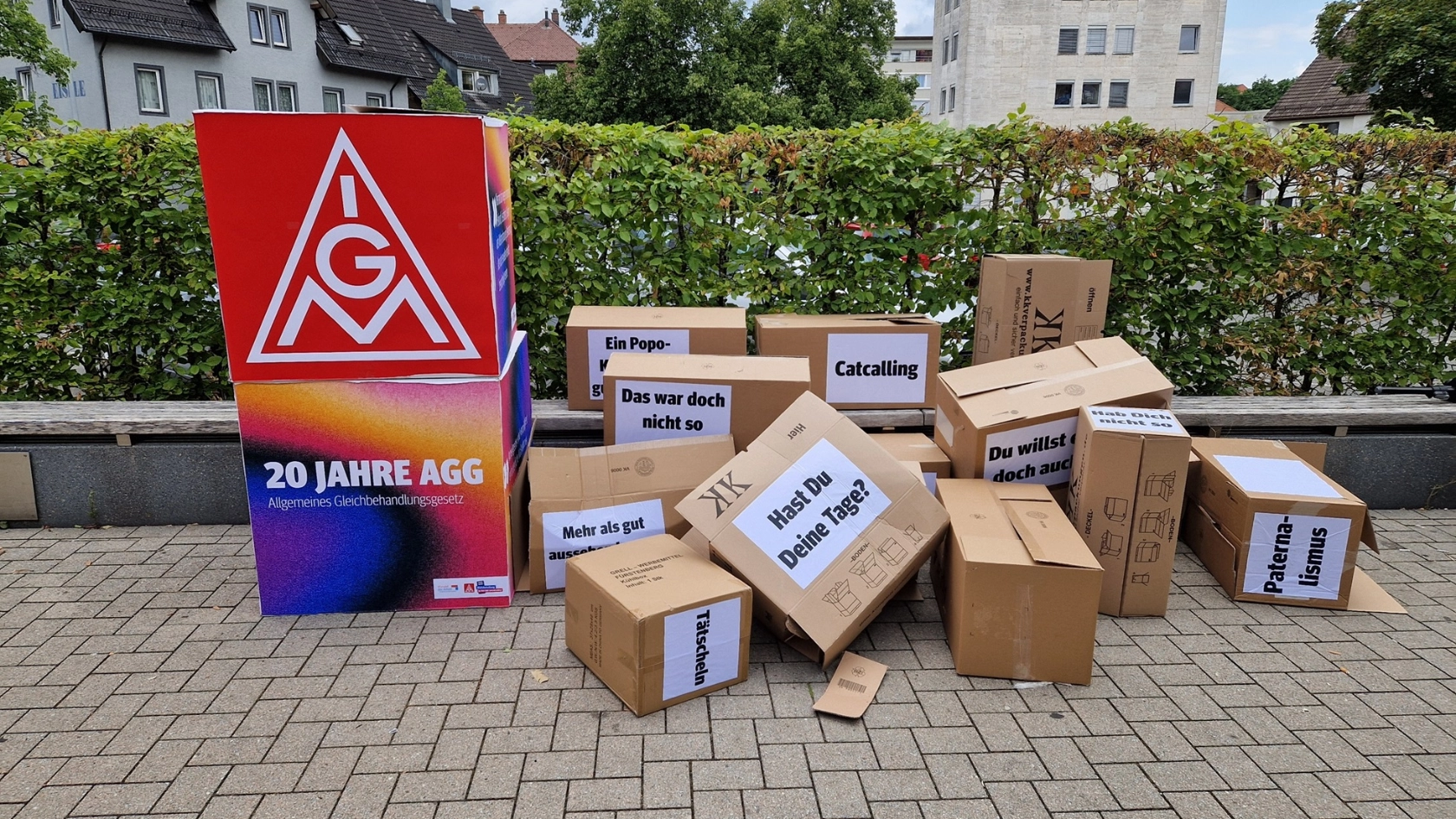 Die Mauer des Schweigens, bestehend aus Kartons, wurde eingerissen.