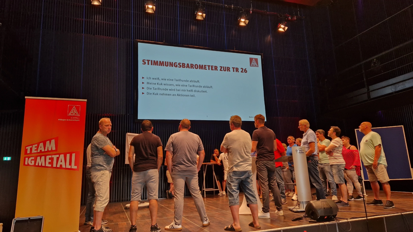 Diskussionsrunde-auf-der-Bühne-mit-unseren-Funktionären.