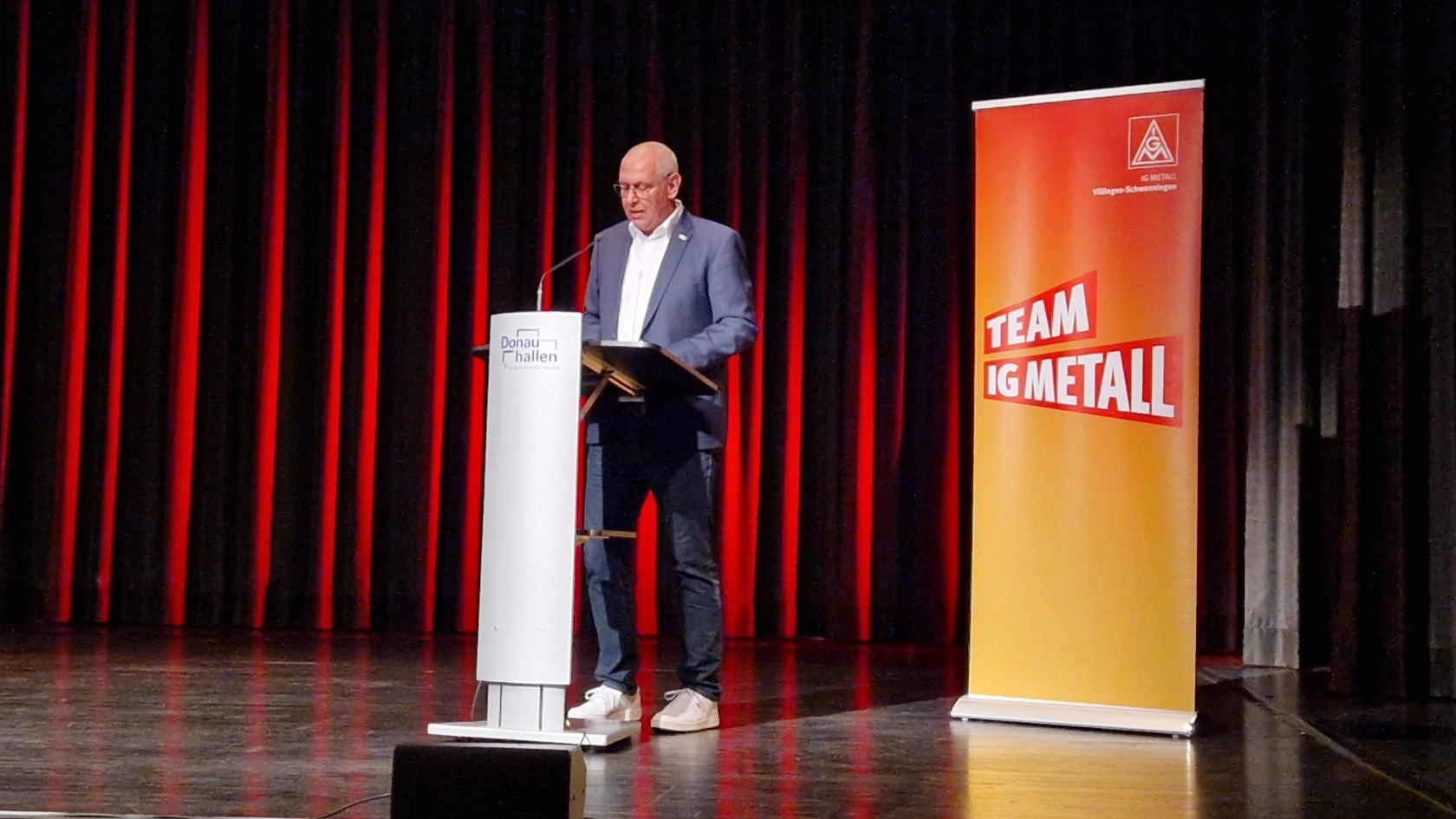 Das Bild zeigt unseren ersten Bevollmächtigten Thomas Bleile am Rednerpult.