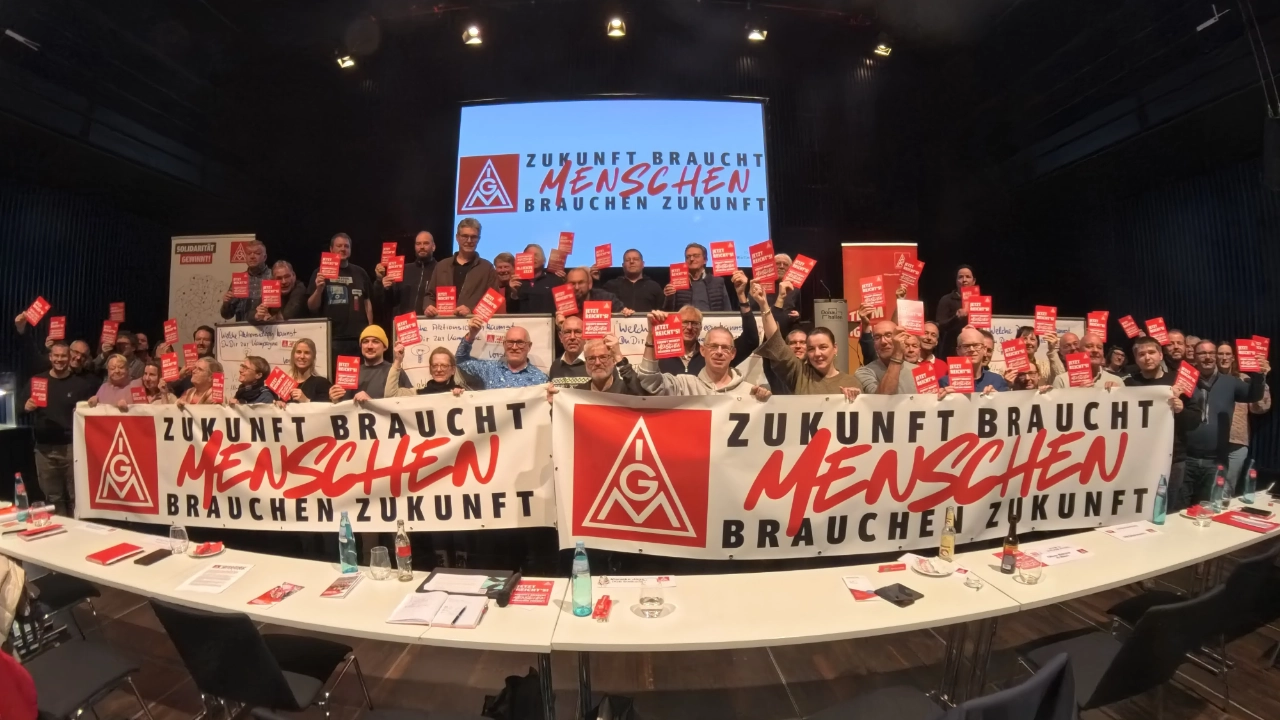 Unsere Delegierten halten den Banner "Zukunft braucht Menschen. Menschen brauchen Zukunft".