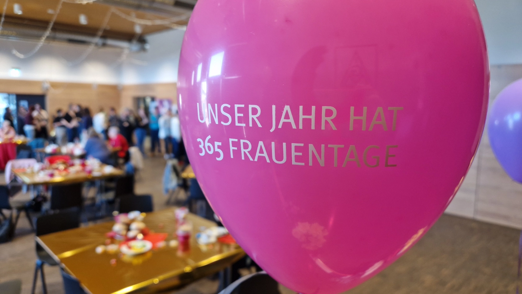 Das Foto zeigt unser Frauenfrühstück mit einem pinken Ballon im Vordergrund.