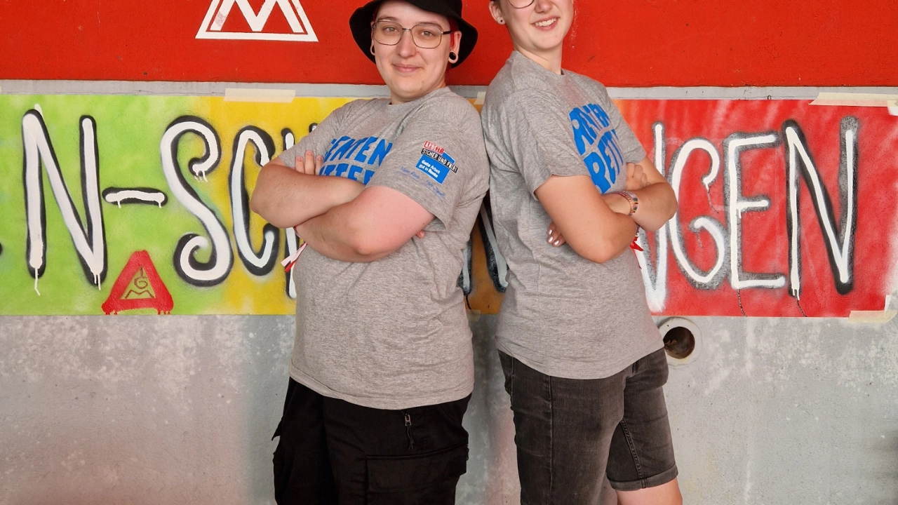 Unsere Jugend vor dem selbst gestalteten Bild.