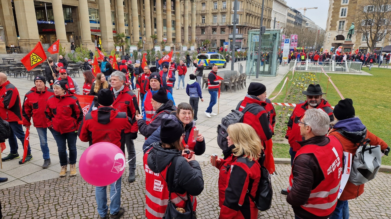 Mitglieder unserer Geschäftsstelle auf dem Stuttgarter Schlossplatz.