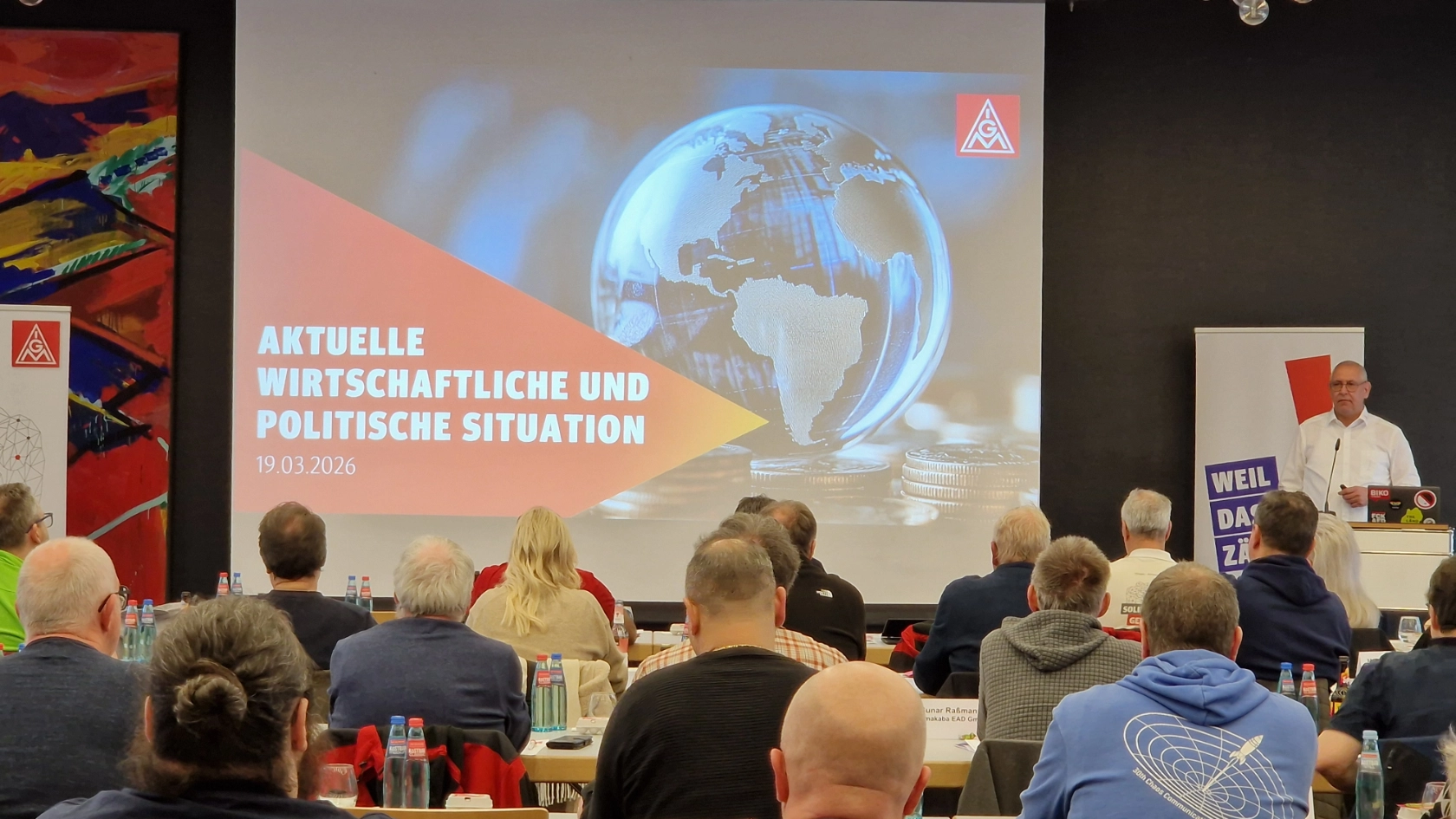 Unsere Delegierten von hinten in den raum fotografiert.