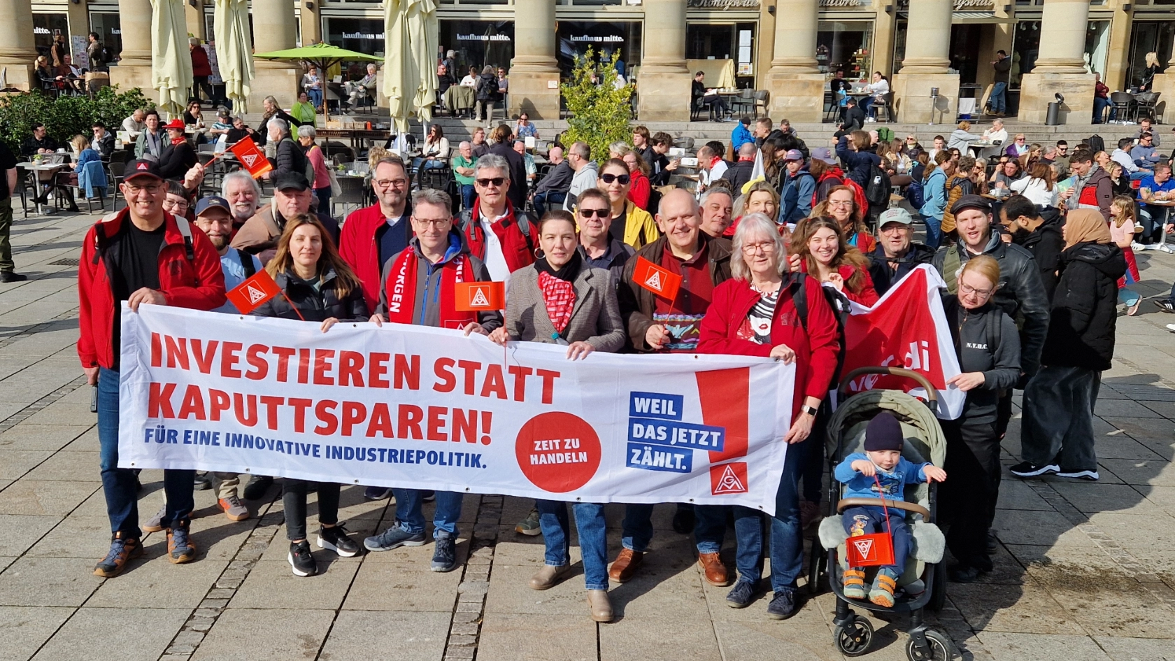 Aktionstag Stuttgart. Unsere Geschäftsstelle vor dem aktuellen Banner.