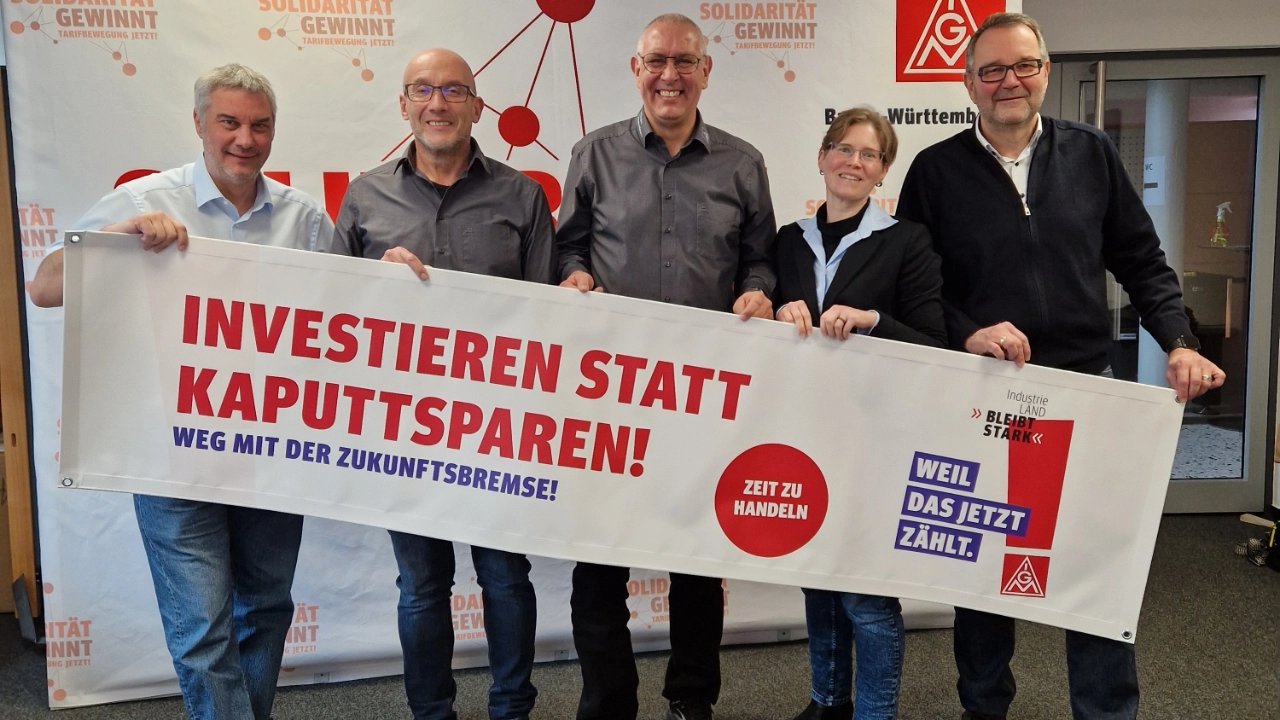 Unsere IG Metall mit einem Banner: Investieren statt kaputtsparen.