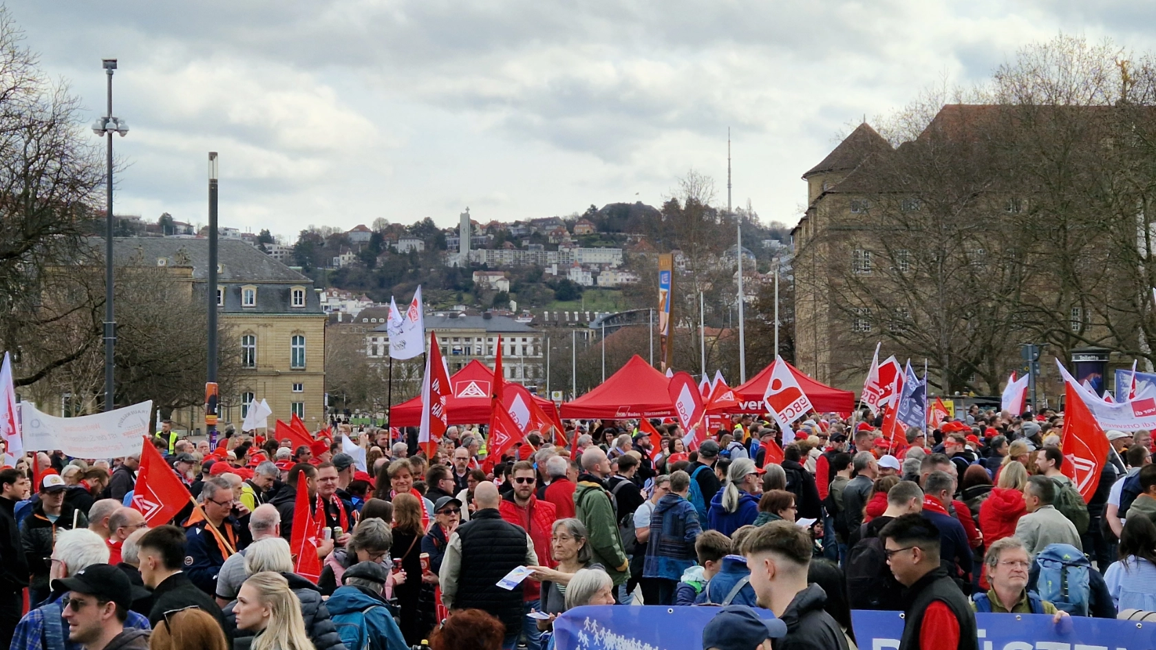 Ein Blick in die Menge - im Hintergrund sieht man Stuttgart.