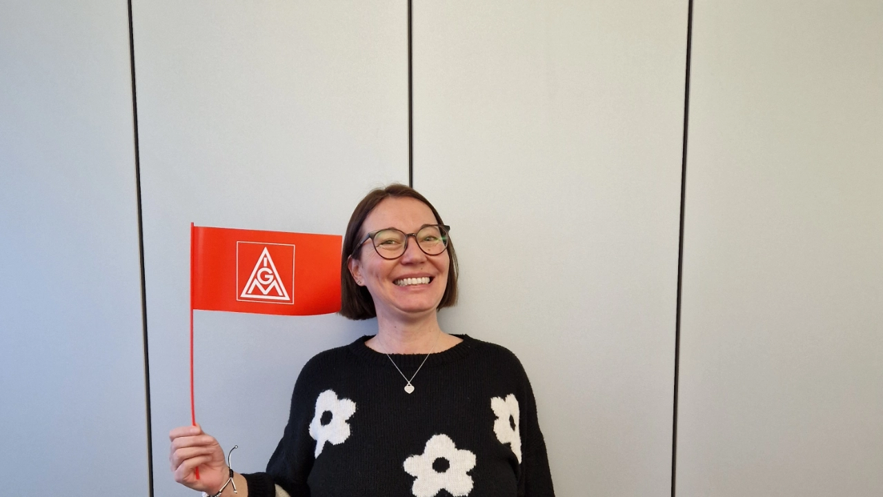 Unsere neue Mitarbeiterin Nicole Rigoni mit kleinem IG Metall Fähnchen.