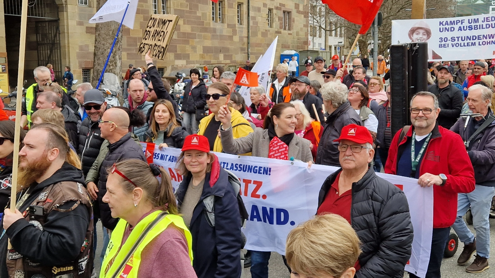 Ein Blick auf Mitglieder unserer Geschäftsstelle beim Protestmarsch durch Stuttgart.