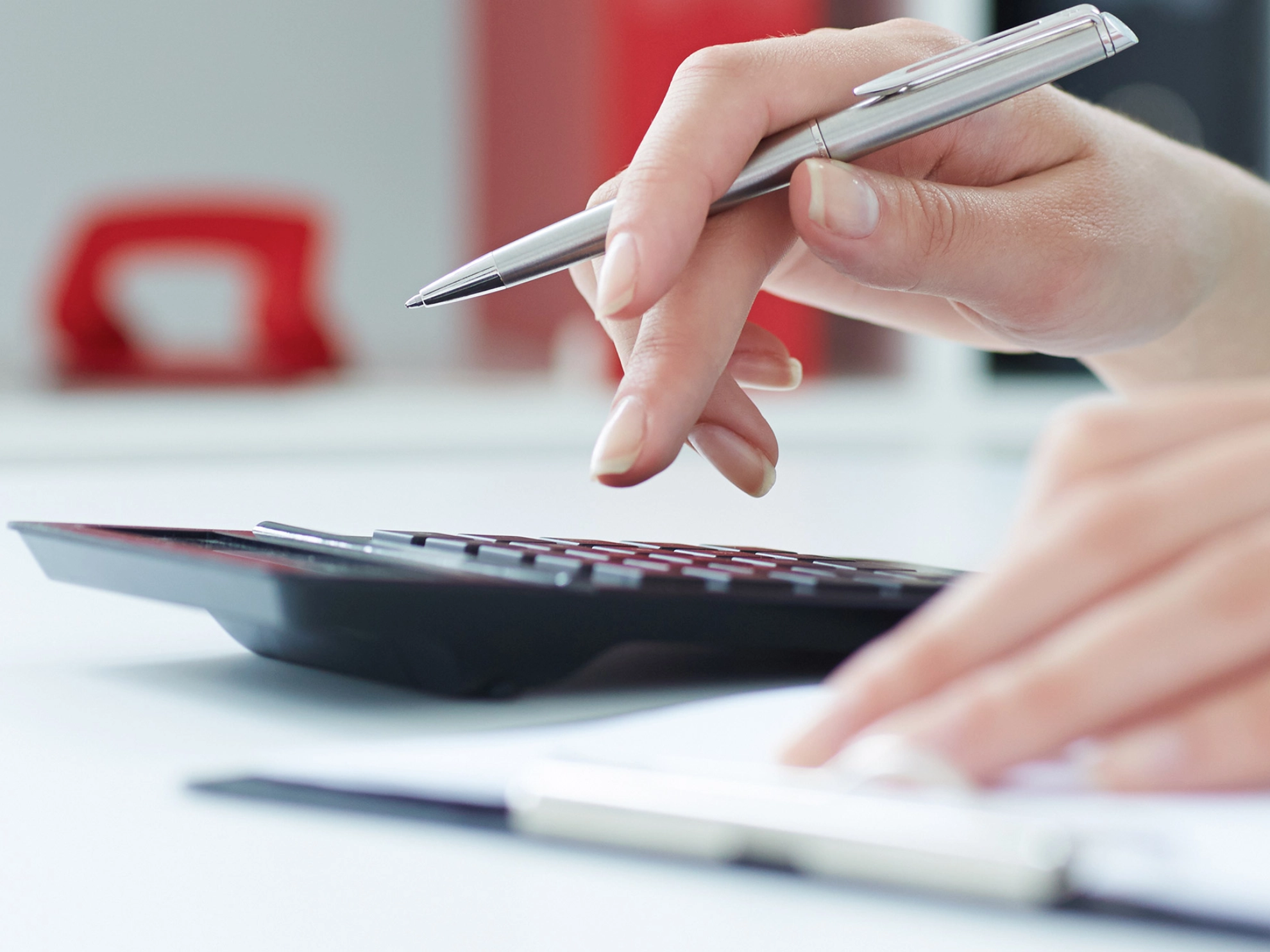 Frau rechnet mit einem Taschenrechner