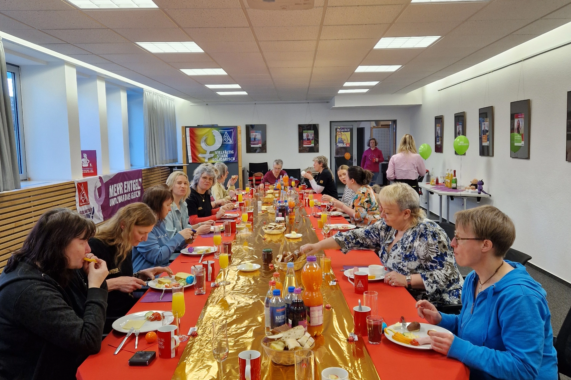 Frauenfrühstück der Metaller Frauen an einer langen Tafel hier im Gewerkschaftshaus.