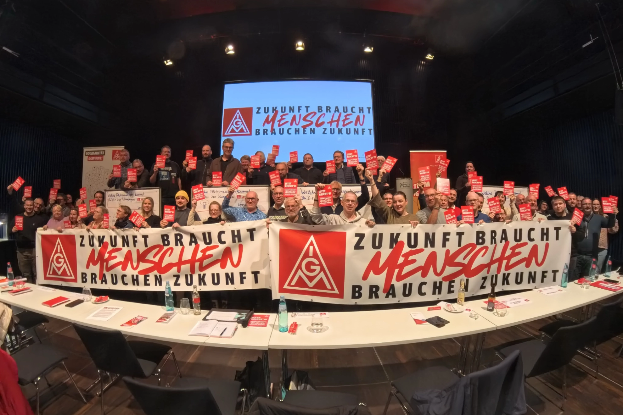 Unsere Delegierten halten den Banner "Zukunft braucht Menschen. Menschen brauchen Zukunft".