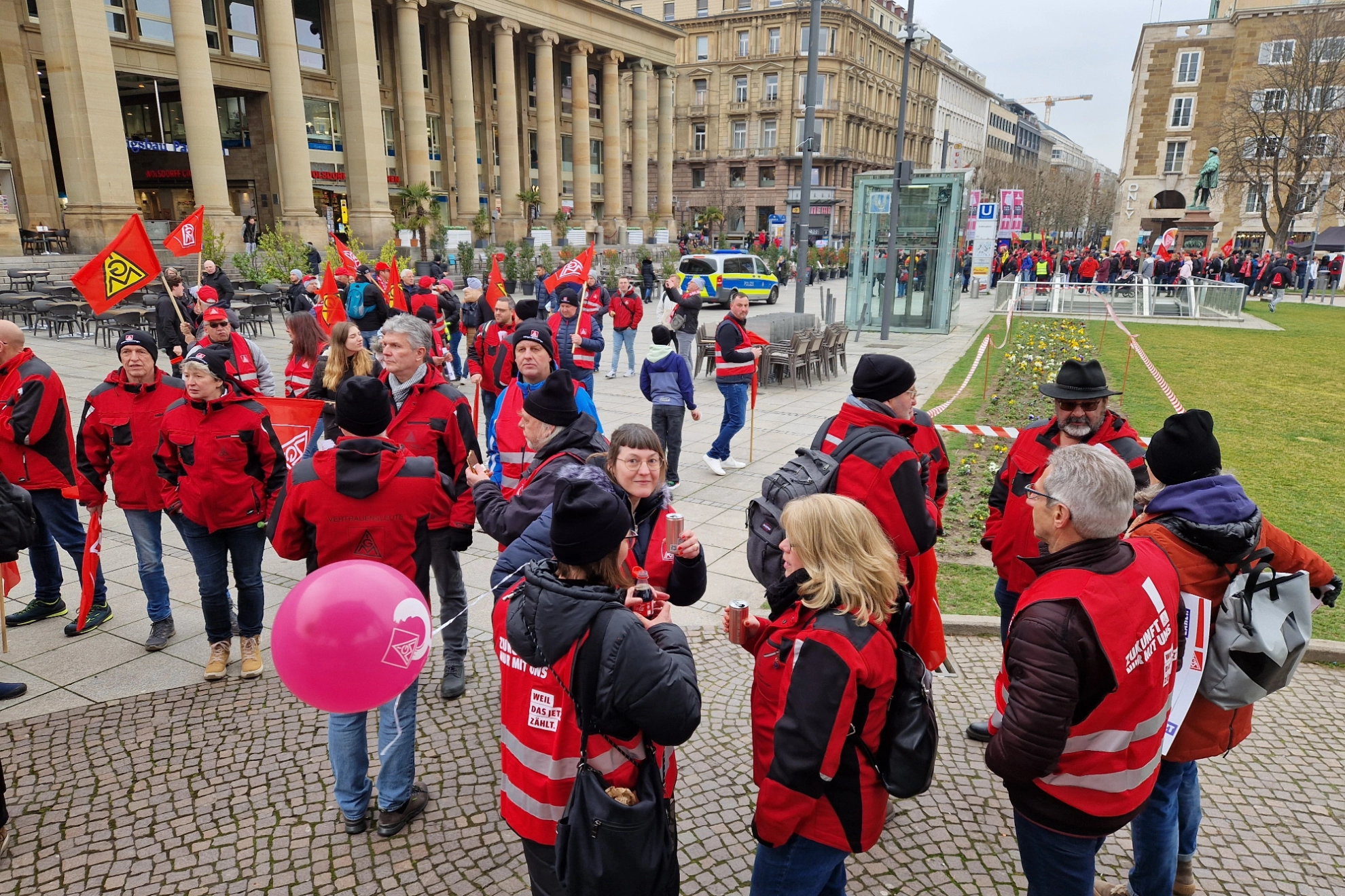 Mitglieder unserer Geschäftsstelle auf dem Stuttgarter Schlossplatz.