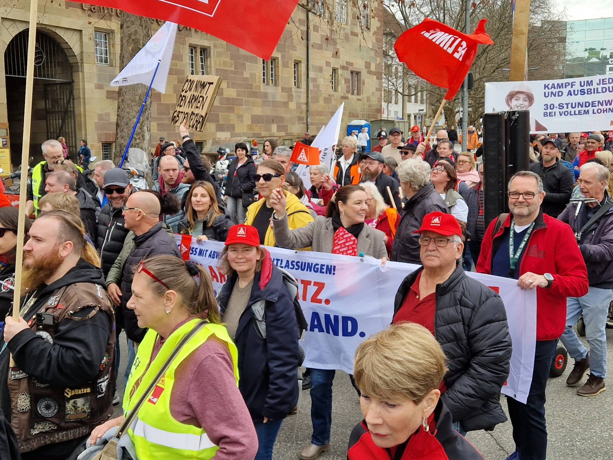 Ein Blick auf Mitglieder unserer Geschäftsstelle beim Protestmarsch durch Stuttgart.