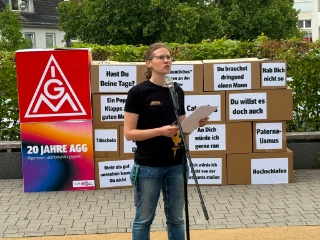 Angela Pfliegl an Mikrofon.