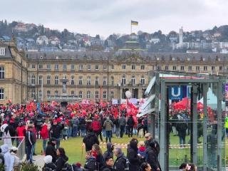 Die IG Metall auf dem Schlossplatz in Stuttgart