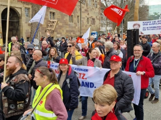 Ein Blick auf Mitglieder unserer Geschäftsstelle beim Protestmarsch durch Stuttgart.