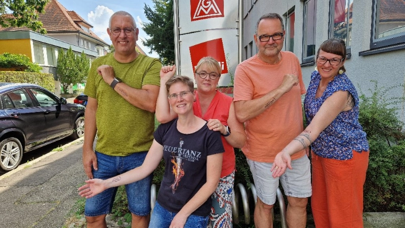 Unser Team mit neuen Tattoos vor der Geschäftsstelle.