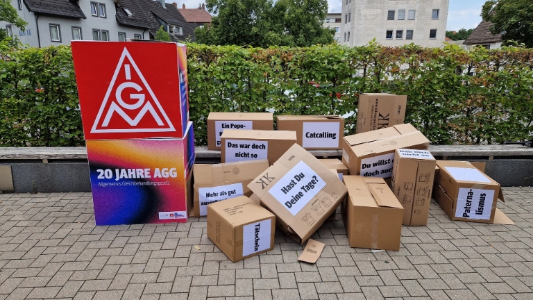 Die Mauer des Schweigens, bestehend aus Kartons, wurde eingerissen.