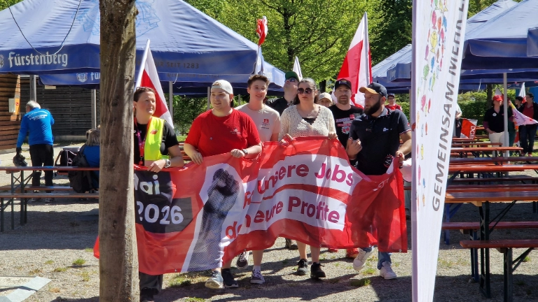 Das Bild zeigt den Einzug der Demo auf der Möglingshöhe in Schwenningen.