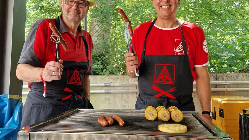 Thomas Bleile und Uwe Acker am Grill.