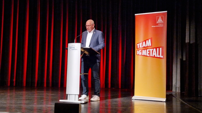 Das Bild zeigt unseren ersten Bevollmächtigten Thomas Bleile am Rednerpult.