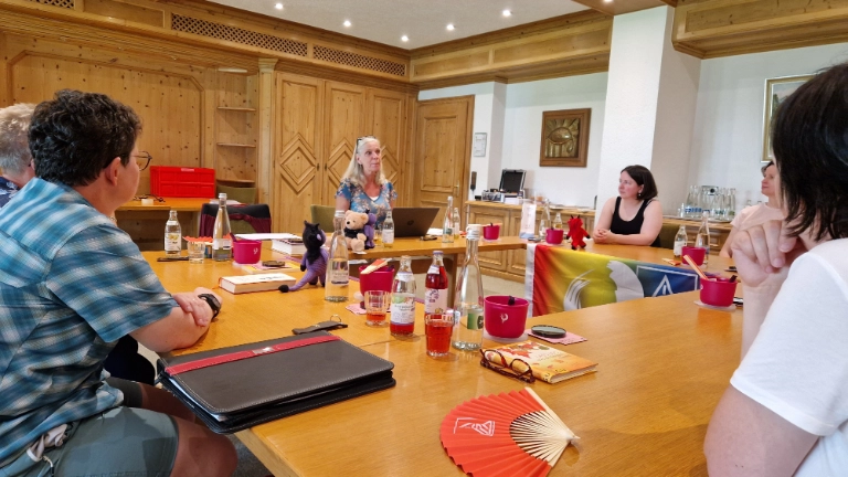 Das Bild zeigt die Seminarteilnehmerinnen an einem Tisch.