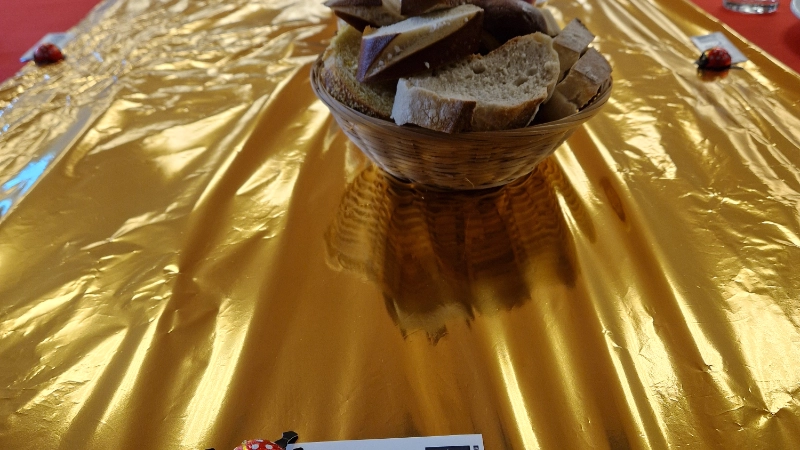 Die Frühstückstafel mit goldener Tischdecke.
