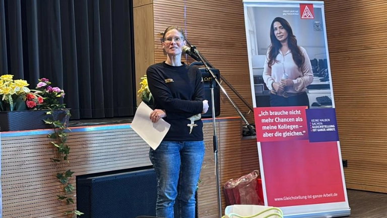 Das Foto zeigt unsere Angela Pfliegl am Rednerpult.