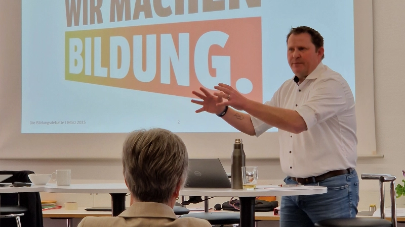 Der Referent am Pult.